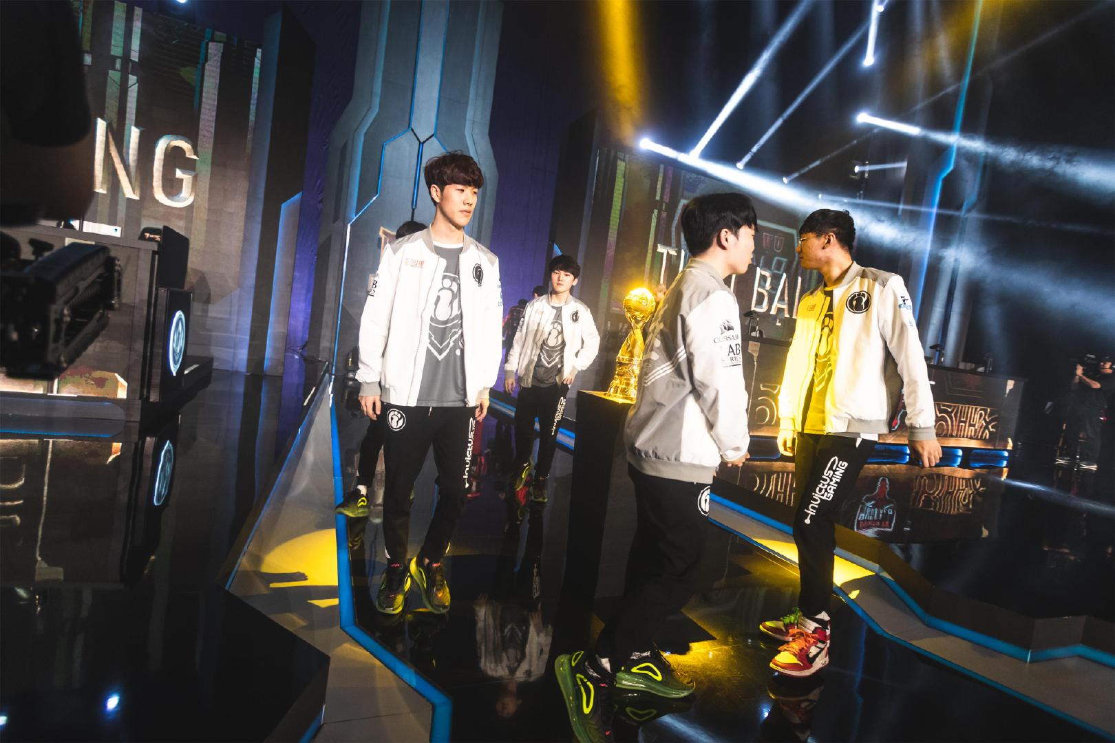 兄弟水晶谈论了 LPL 的现状：现在真的很难取得成绩。选手、教练和管理层必须优秀！