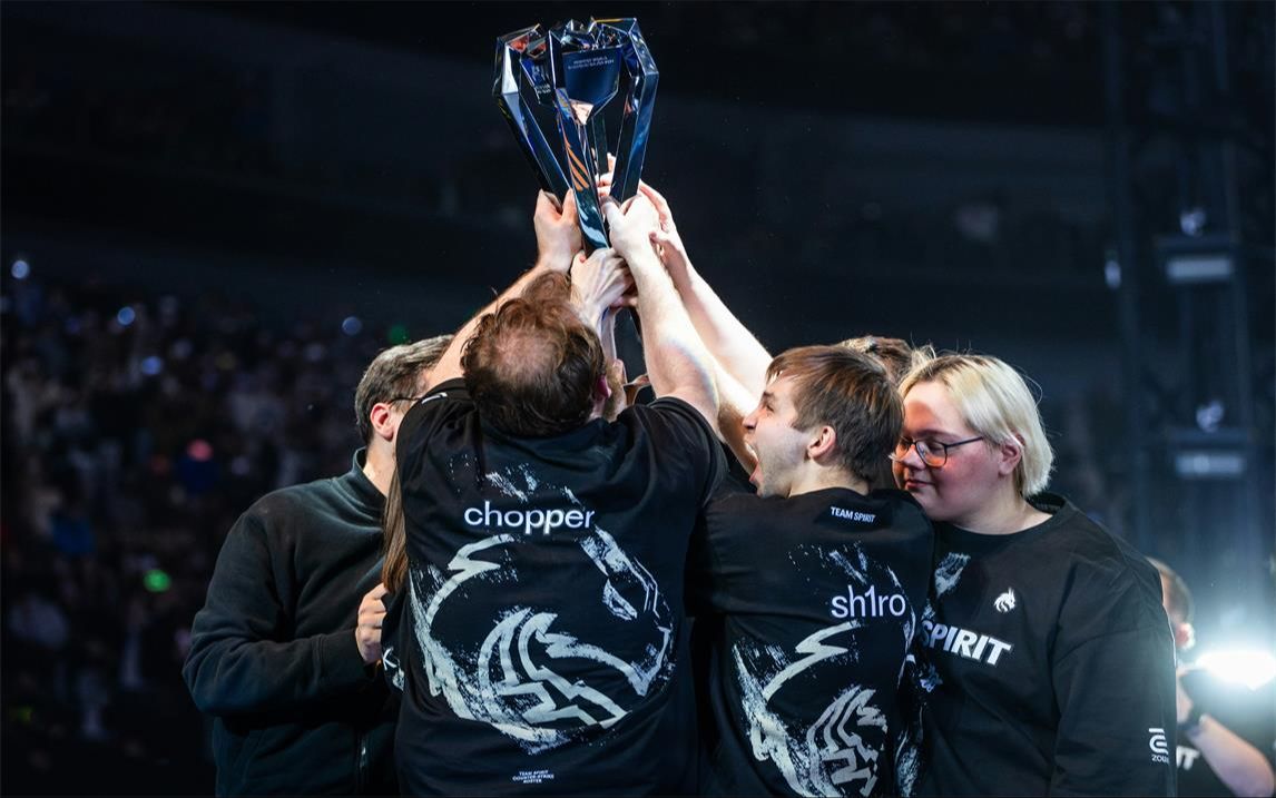 Ropz在赛车赛道上撞毁保时捷